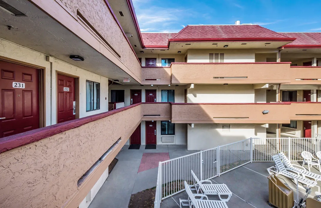 Econo Lodge-1