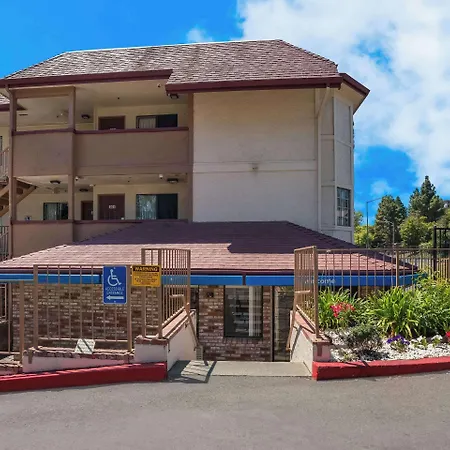 Econo Lodge-3
